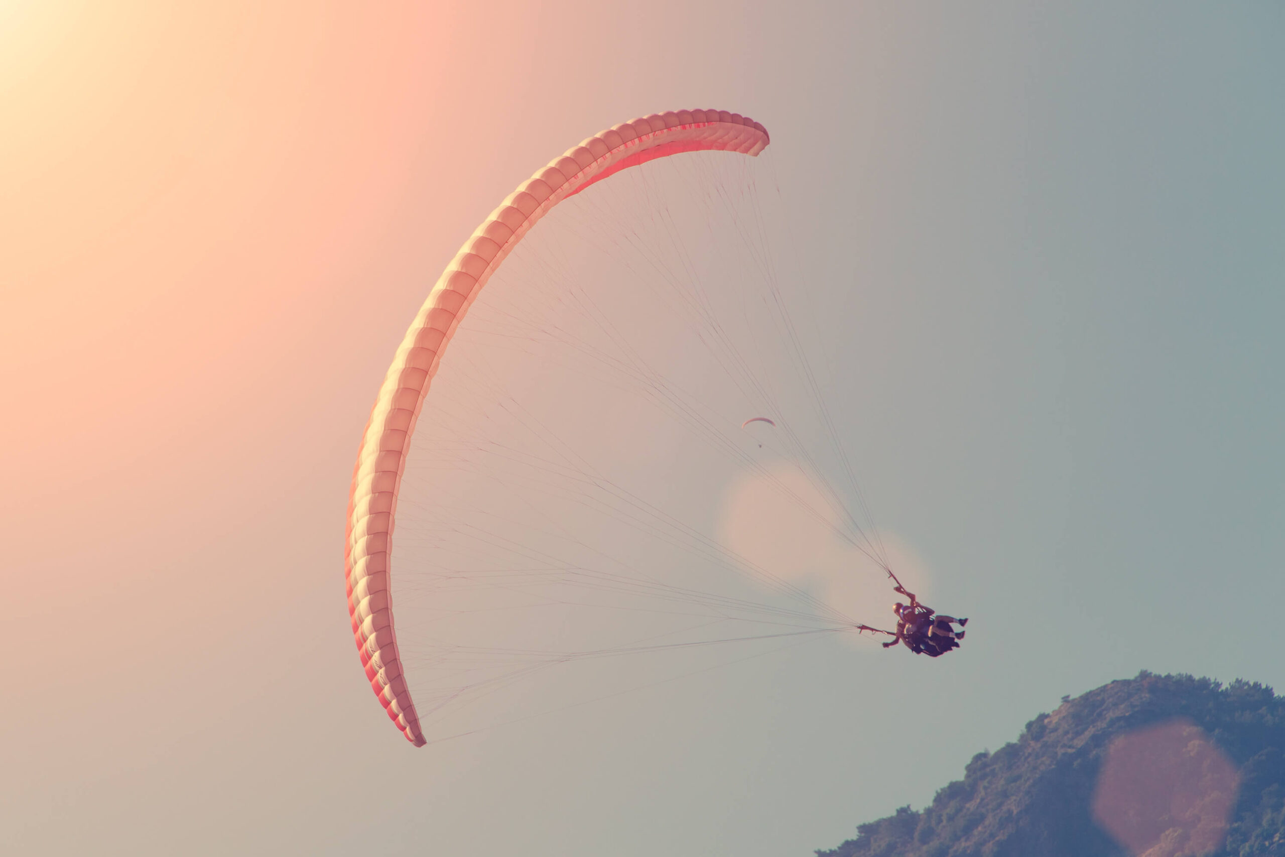 Paragleiten in Kärnten bei Sonnenuntergang – Tandemflug über den Bergen