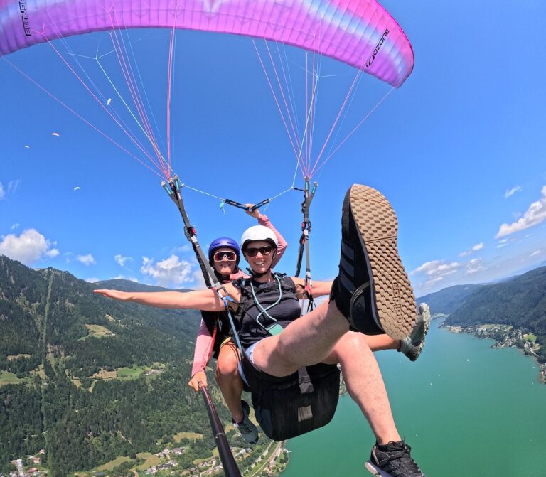 Tandem Paragleiten über dem Ossiacher See in Kärnten – Passagiere genießen den Flug