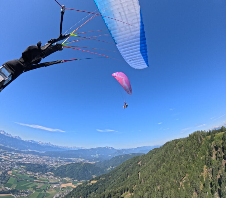 Panoramablick beim Tandemflug vom Radsberg – Gleitschirmfliegen über Rosental und Karawanken in Kärnten