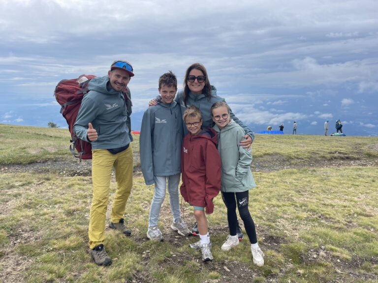 Familie beim Tandemflug auf der Gerlitzen – Paragleiten für Kinder, Familien und Gruppen in Kärnten