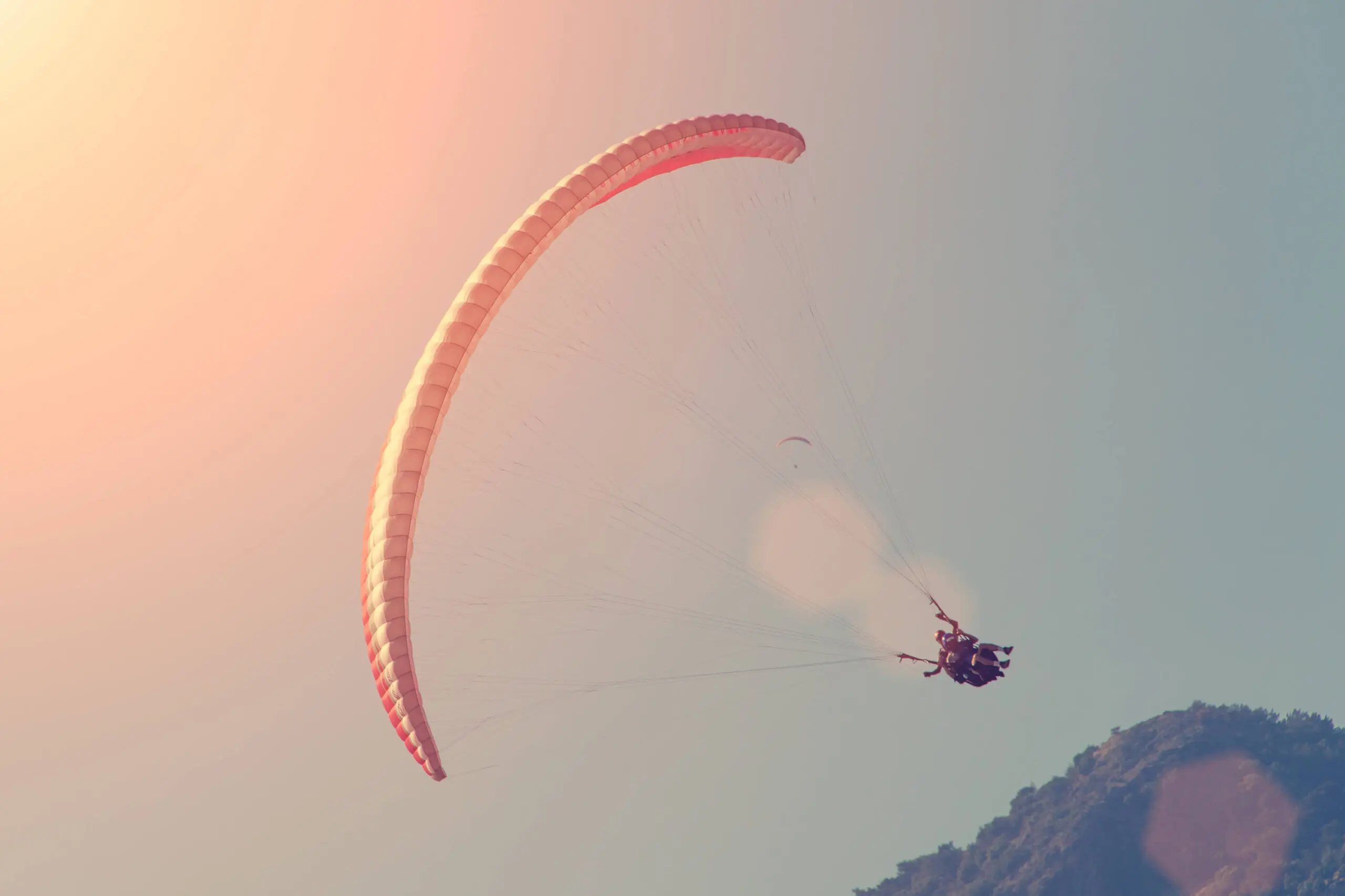 Paragleiten in Kärnten bei Sonnenuntergang – Tandemflug über den Bergen